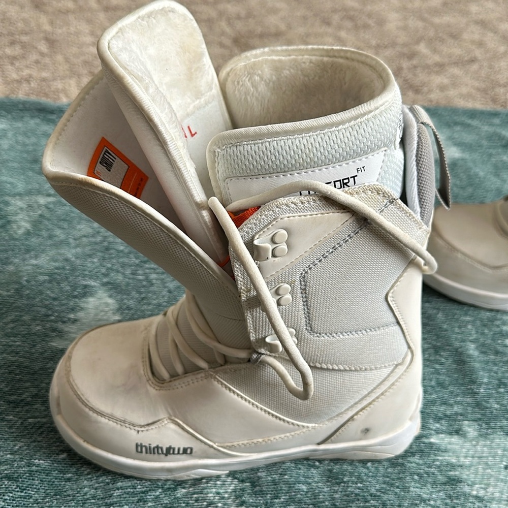 Snowboard boots